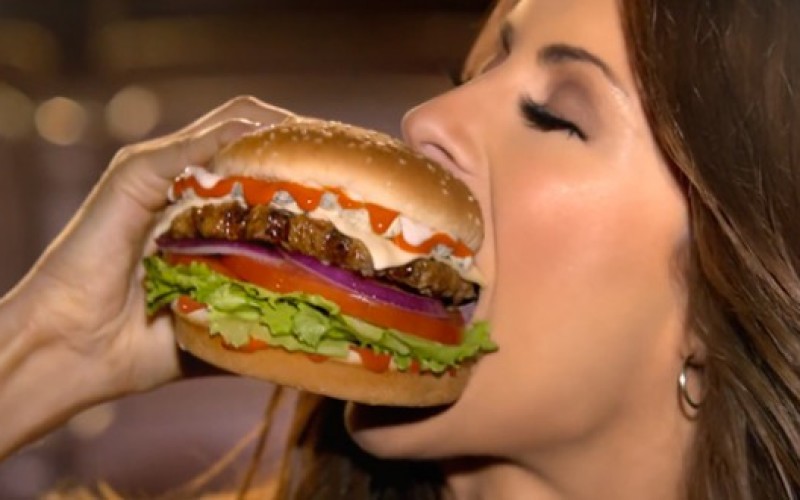 Resultado de imagen para gente comiendo hamburguesa
