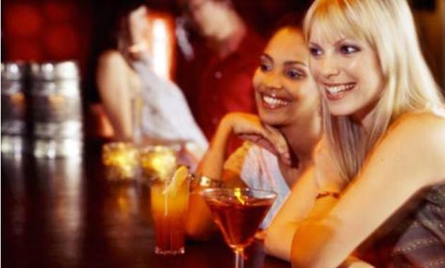 mujeres en bar 2