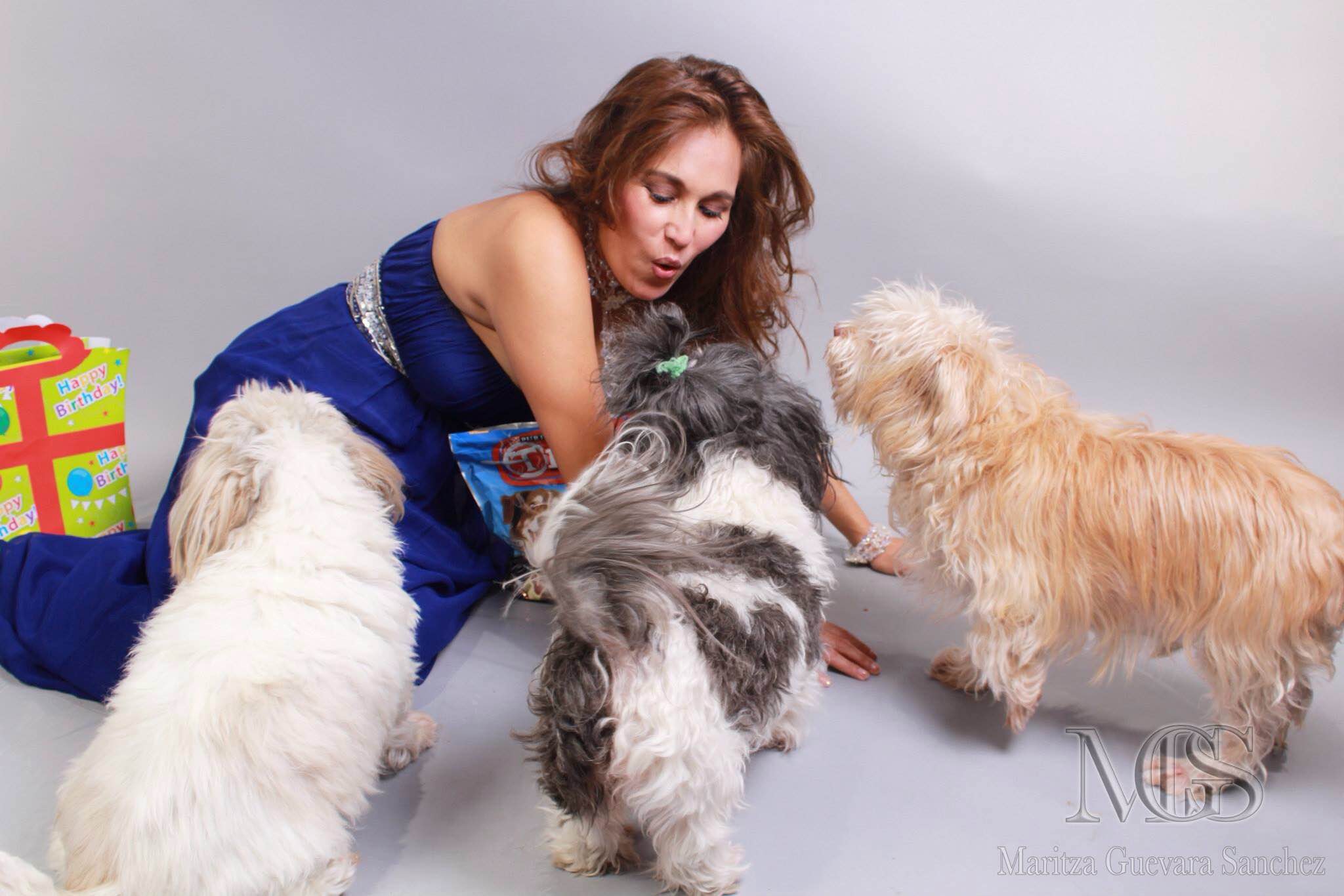 Maritza Guevara Sanchez con sus perros 2