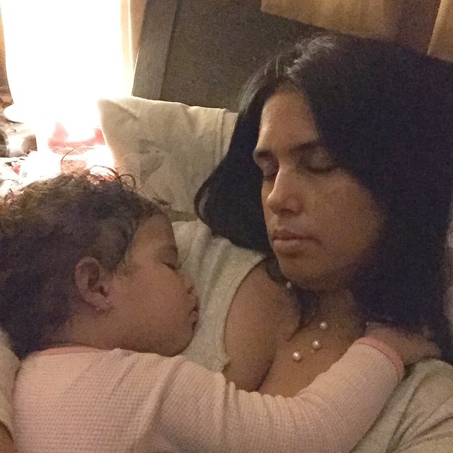 karolyn y su hija dormida en brazos