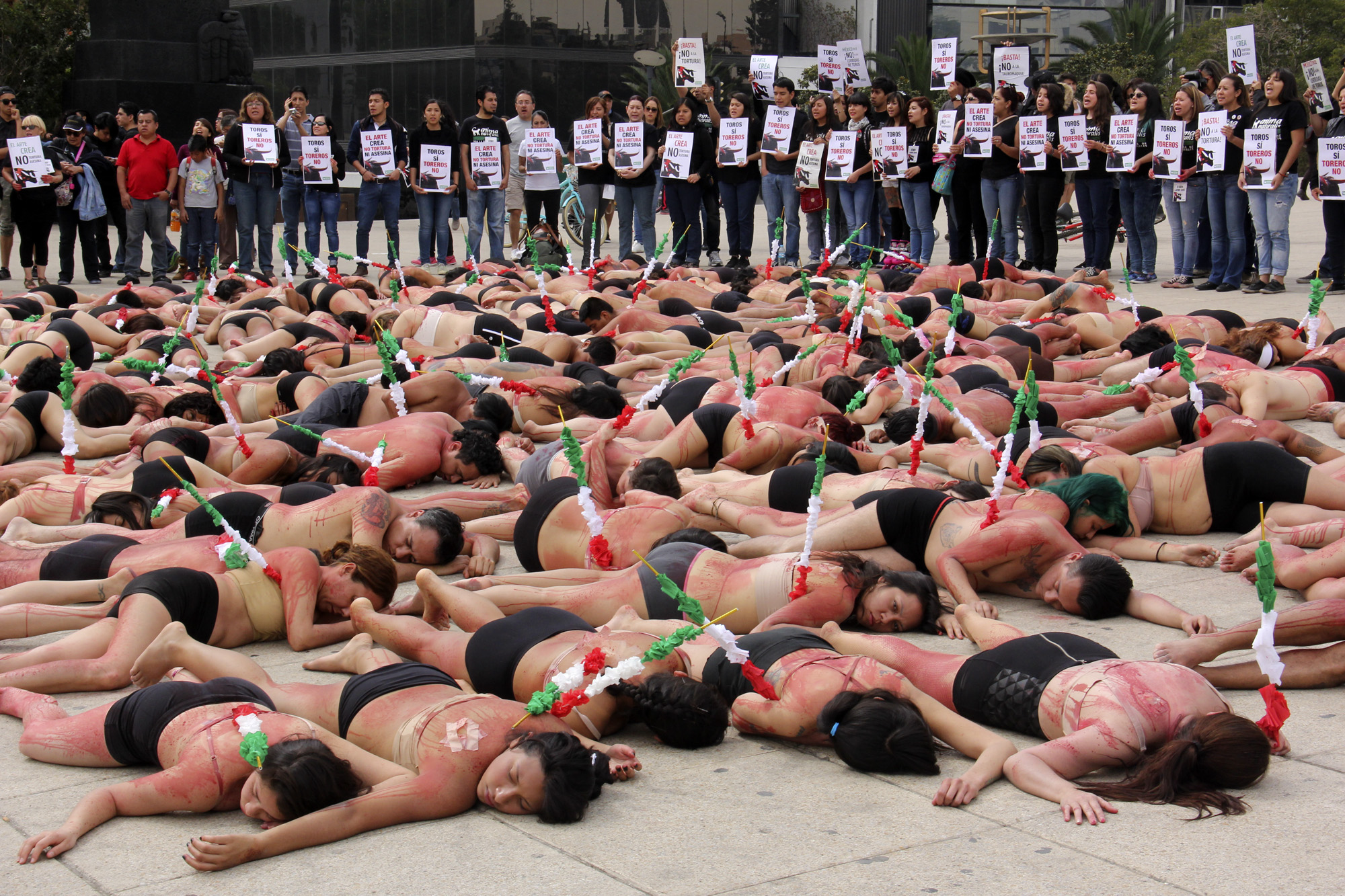 Decenas de integrantes de la ONG Anima Naturales exigen la prohibicion de las corridas de toros en Mxico al considerarlas un evento de tortura contra los toros y caballos y que fomenta el sufrimiento para los animales.