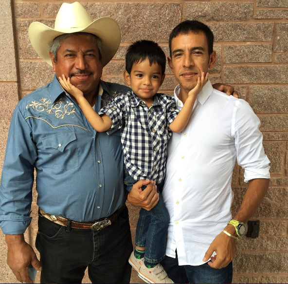 Leo Manzano con su papa y su hijo