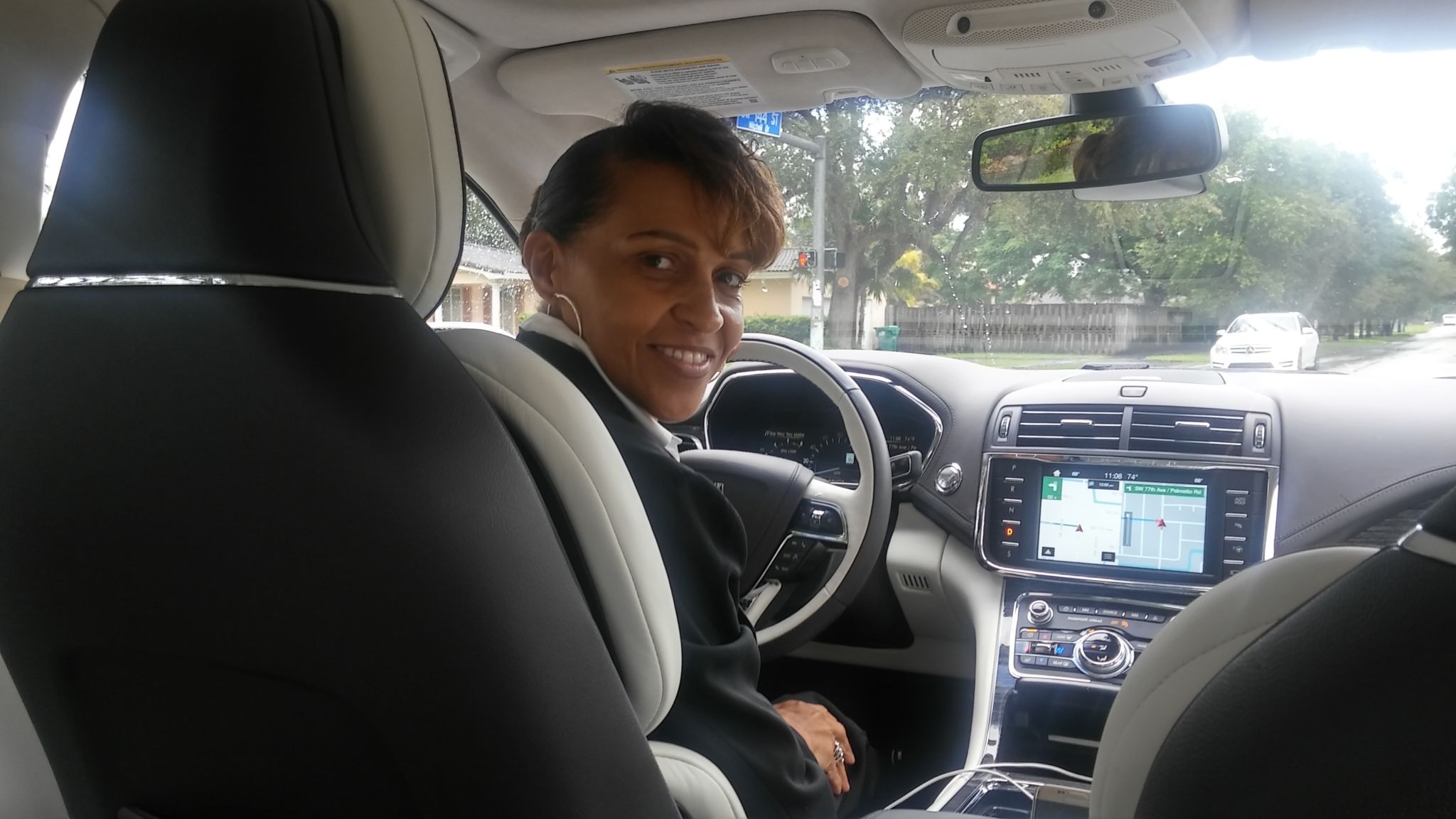 Antes de vivir la experiencia con un Lincoln, nos recogieron en casa. Kat Felton, nos hizo el traslado.