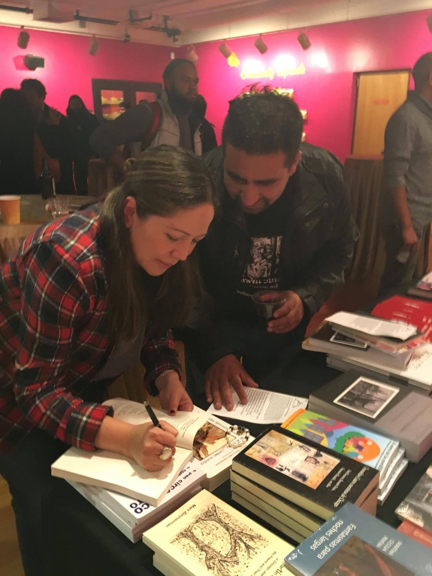 Melanie Márquez Adams firma autógrafos.