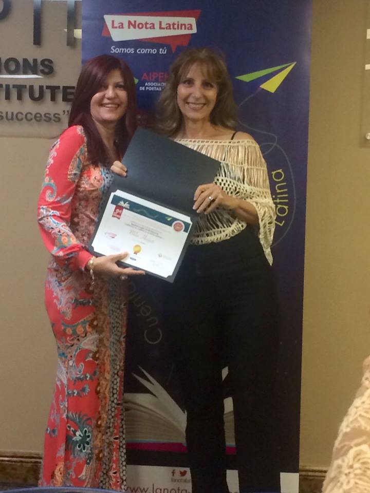 La escritora Mila Hajjar recibe reconocimiento por su septimo lugar por su cuento "El Robo".