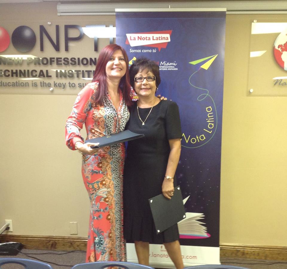 Martha Cabilmonte-Hill, finalista por su cuento "El caso de la Vaca Perdida", recibe su reconcomiento.