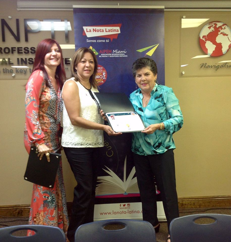 Laura Casado entrega reconocimiento a Ana Kika López finalista por su cuento “Telefonemas”