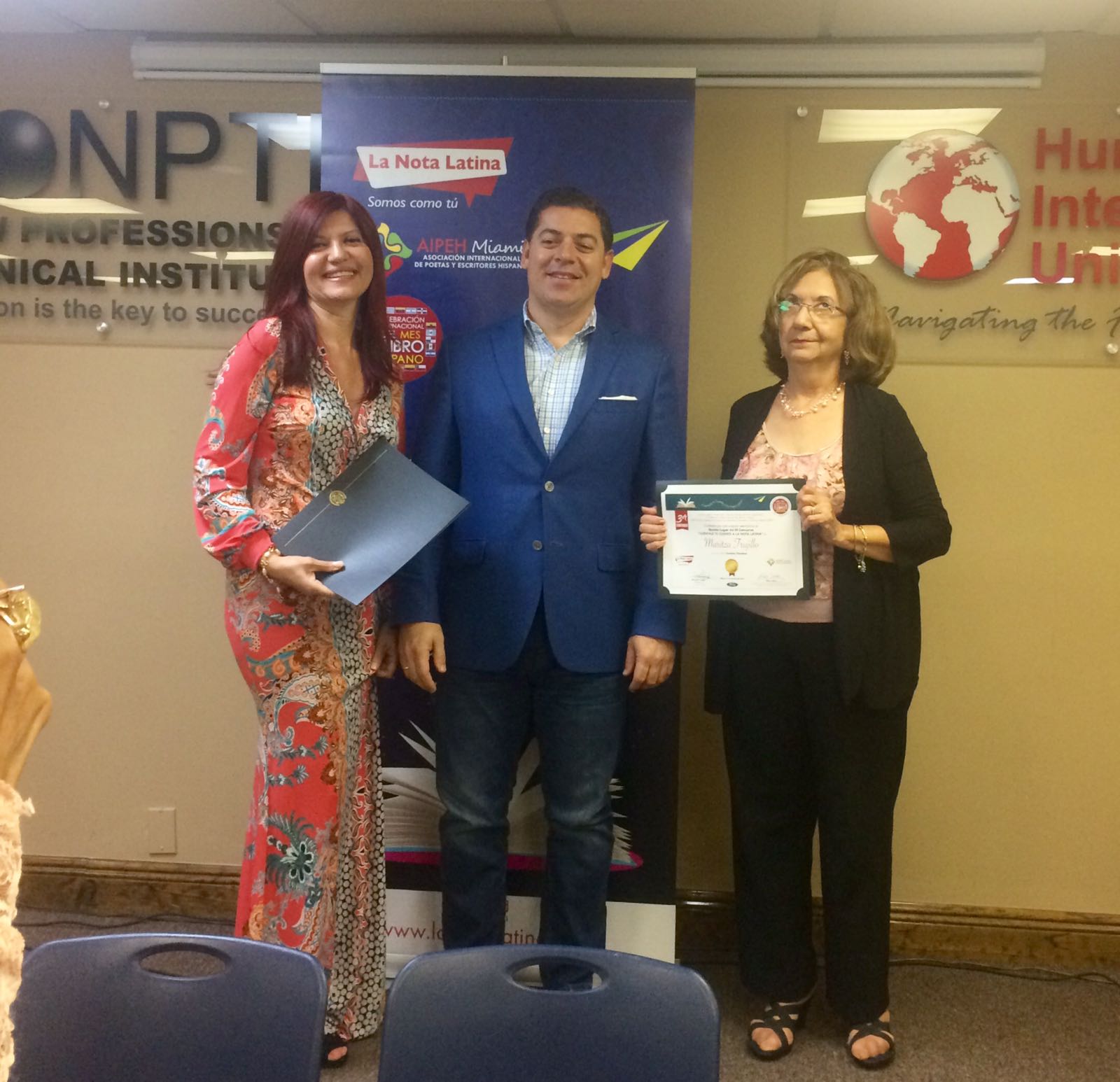 Maritza Trujillo recibe reconocimiento por su cuento "Cambios Climaticos", entregado por Carlos Montes de Oca, director de Humbolt University.