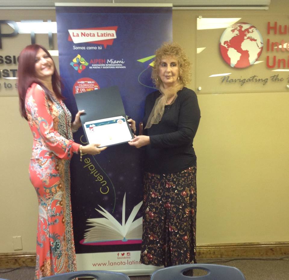 Ivette Rosario recibe reconocimiento por su cuento "Hoy me iré de Juega".
