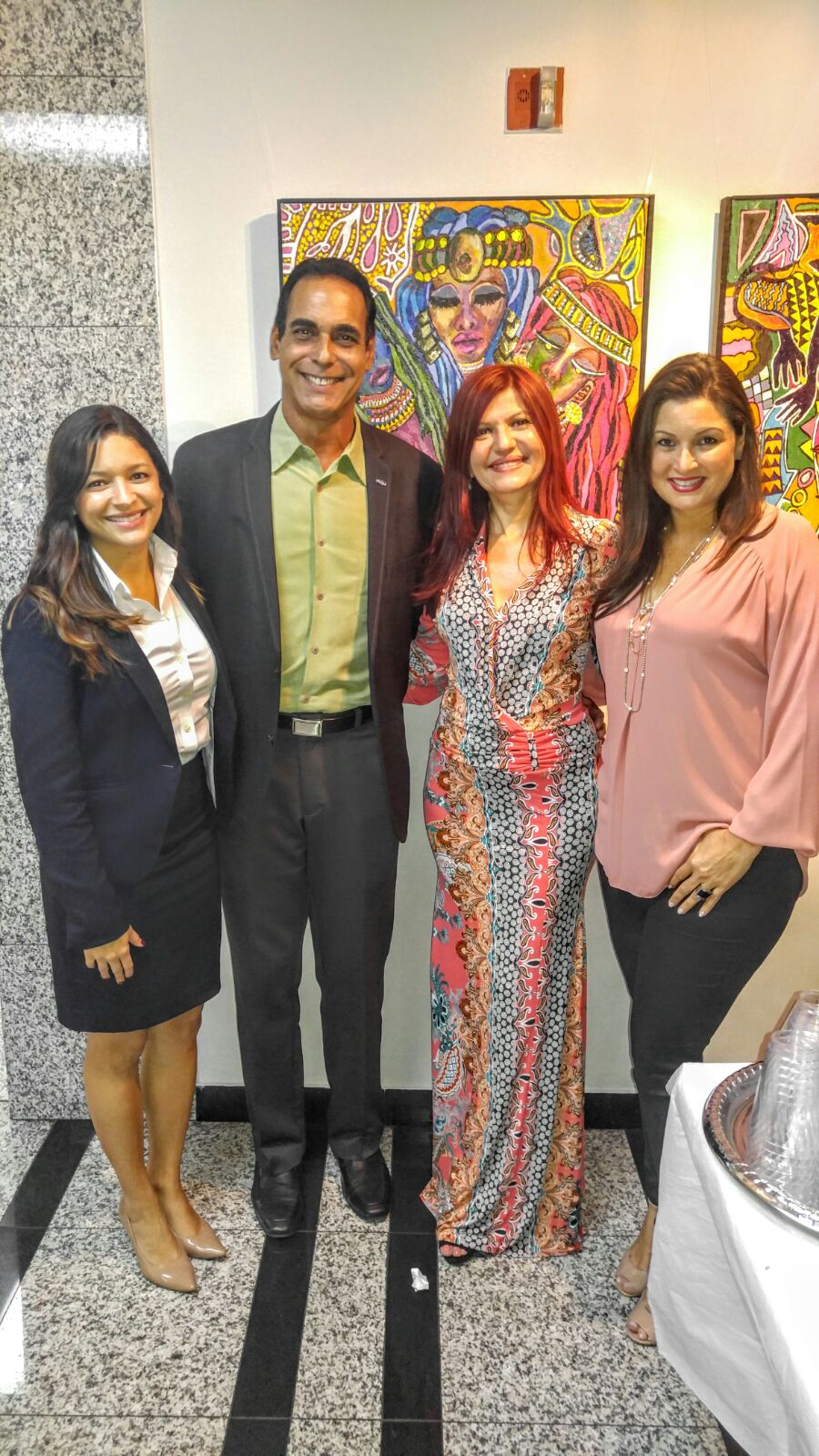 Albert Collazos, director de medios Hispanos de la Ford, acompañado por Maria Antonieta y Maria José Hernández de Community Networker y de Marybel Torres.