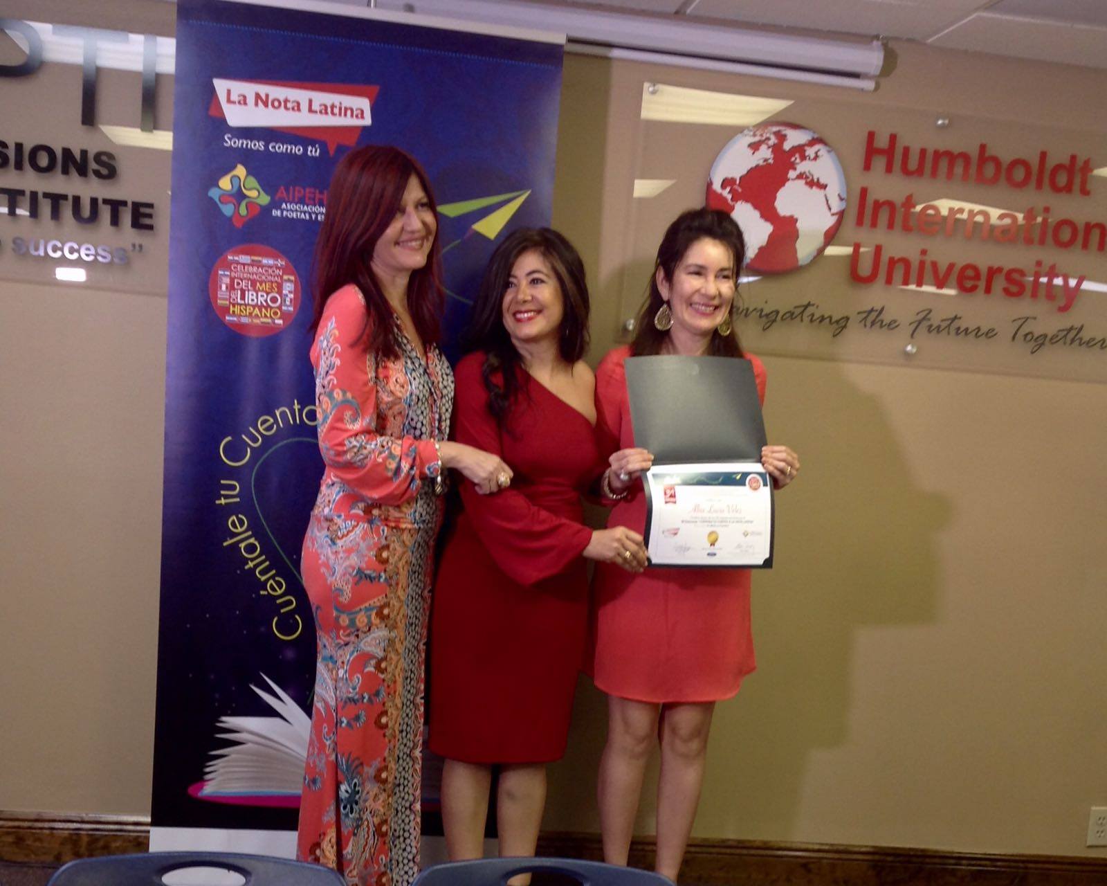 Pilar Vélez entrega reconocimiento a Alba Lucía Vélez, finalista por su cuento "El Silbido en el Pantano".