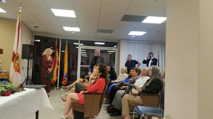 Parte del público atento a las exposiciones de la noche.