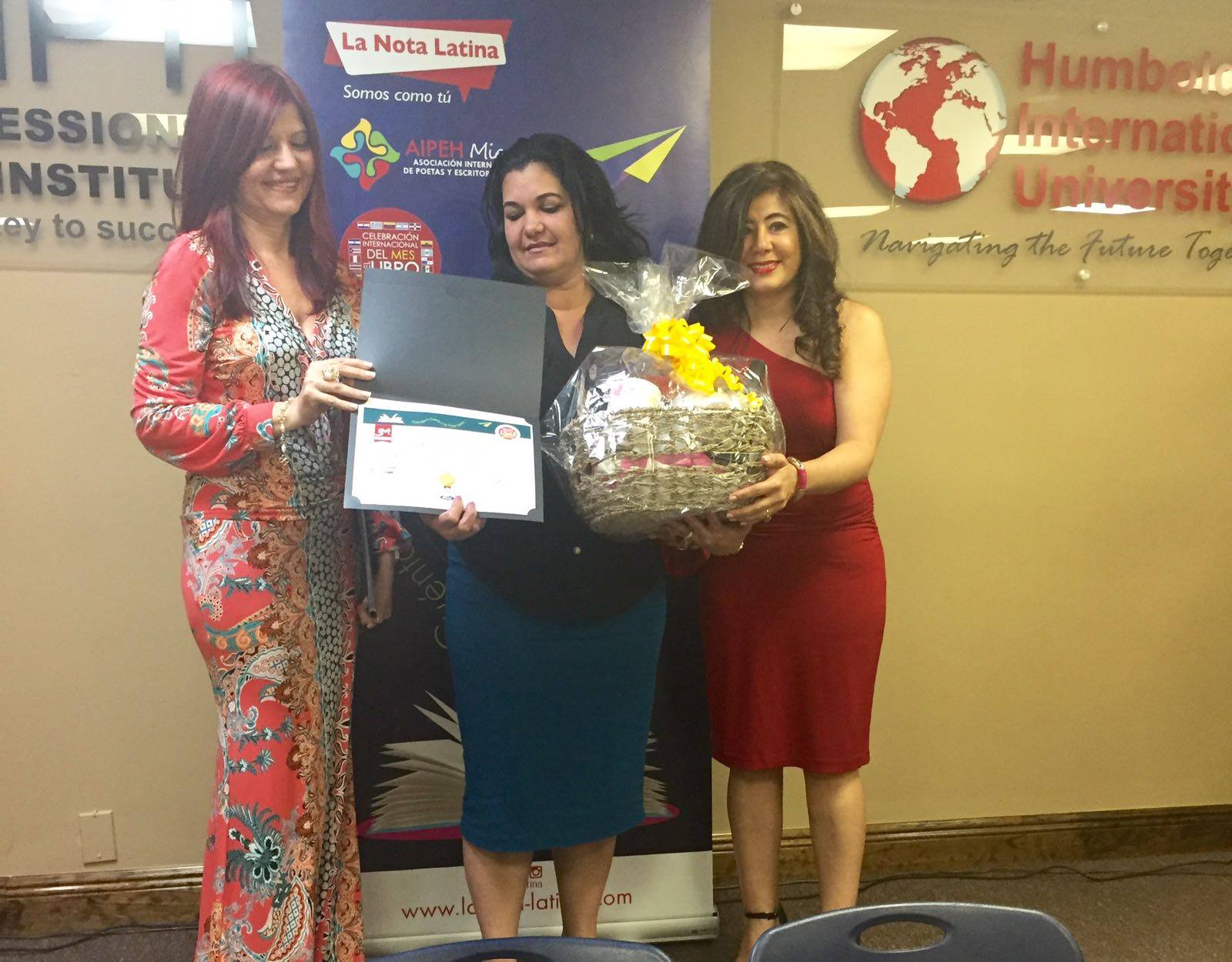 Odalys Interian Guerra recibe reconocimiento por su cuento "Mañana que traerá el Otoño", que obtuvo el segundo lugar.