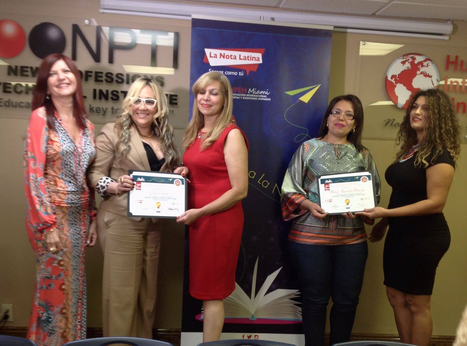  Gloria Copper y María Alejandra Morales recibe reconocimientos por sus cuentos finalistas "Fiestas Patronales" y "La Migración de Fabre", respectivamente, de parte de Marisol Casola de La Per Beauty Salón y por Cesarina Correa, representante de la Cámara de Turismo de República Dominicana, patrocinadores del concurso.