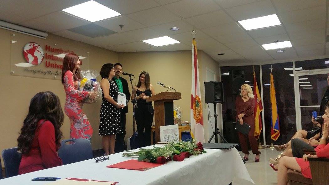 Patricia Rebellón durante su intervención, atenta los conductores y Angeles Lizardi, directora de Relaciones Públicas de La Nota Latina.
