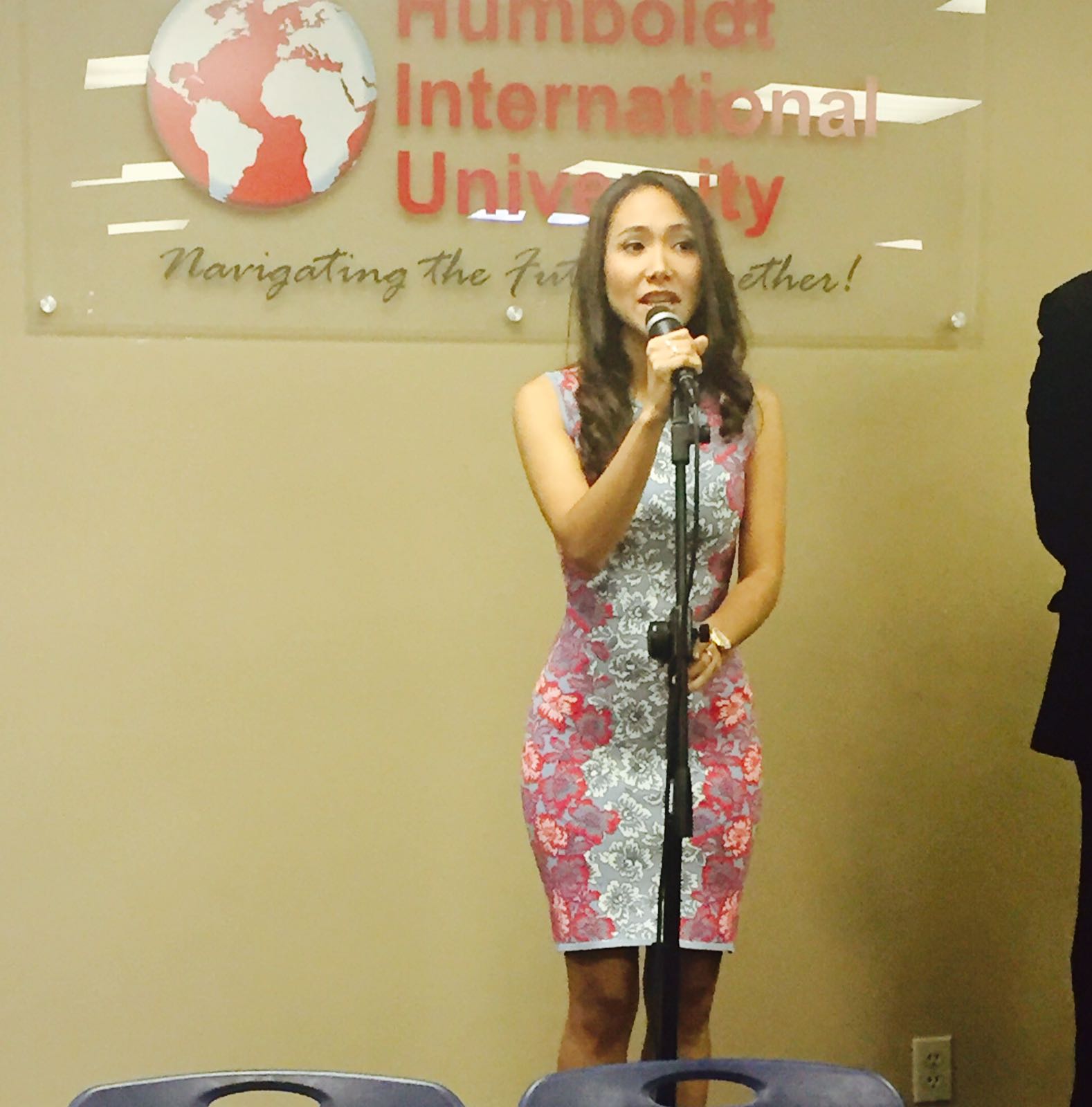 La cantante Verónica Herrera de la prestigiosa academia MM Vocal Coach, interpretó las gloriosas notas del himno nacional de los Estados Unidos.