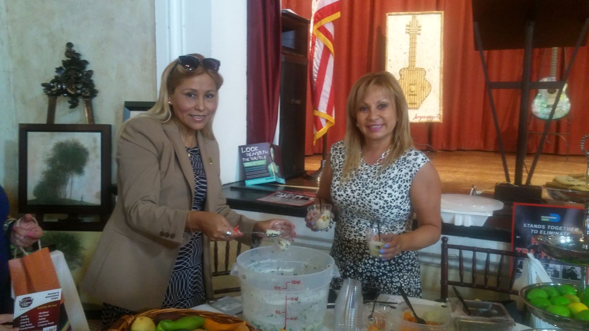 Maricarmen Sega y Ariela Díaz, mostrando el sabor del Perú.
