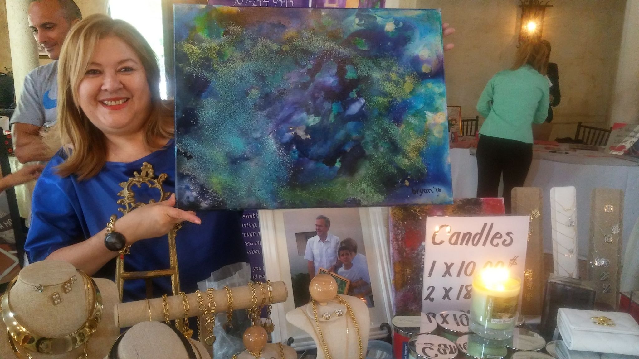 Roxana muestra una de las obras de Bryan.