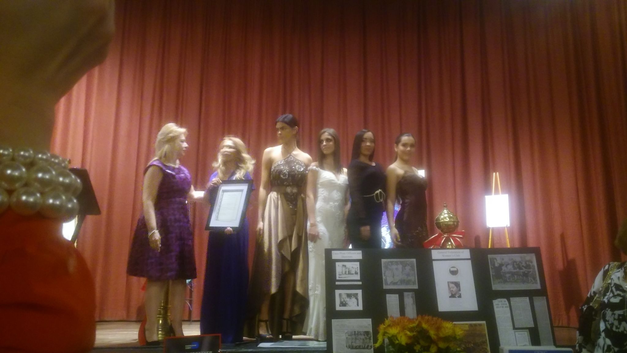 La diseñadora Maritza Guevara Sánchez, recibe un reconocimiento por parte de Aminta, creadora del evento.