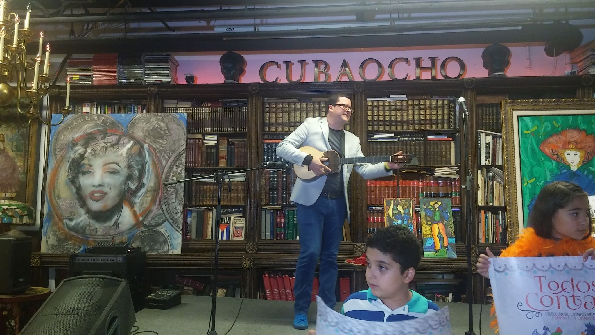 Henry Linarez, ofrecio un mini concierto de cuatro.