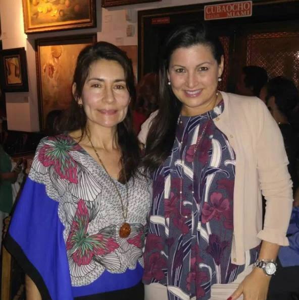 La escritora Alba Lucia Velez y la empresaria María Antonieta Hernández, representado a la Ford.
