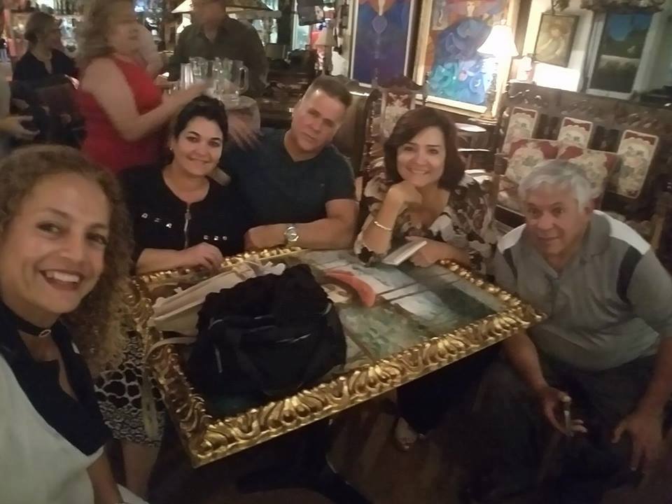 Los escritores Odalys Interian, Patricia Rebellón y Jorge Mejía, con sus parejas.