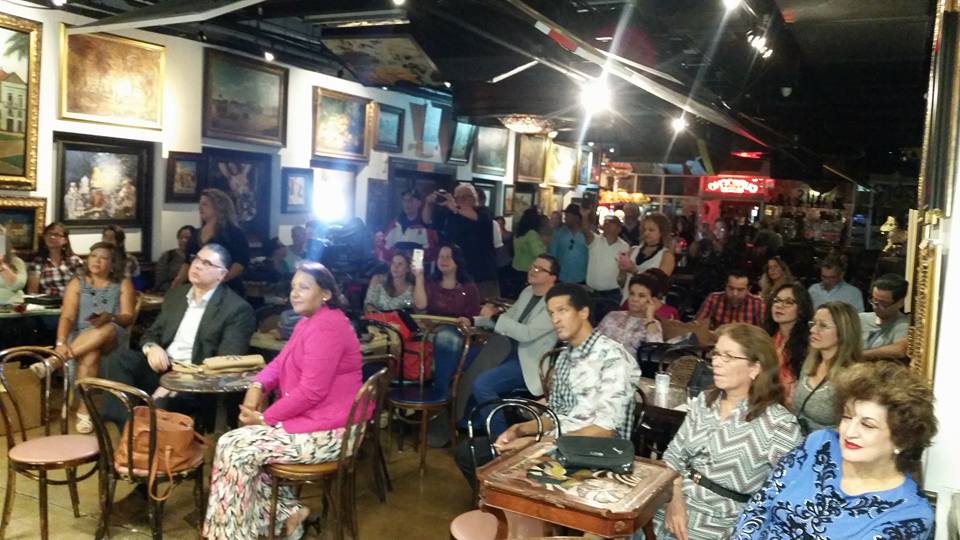 Una numeroso grupo de personas se dieron cita en CubaOcho para participar en el bautizo de "Todos Contamos".