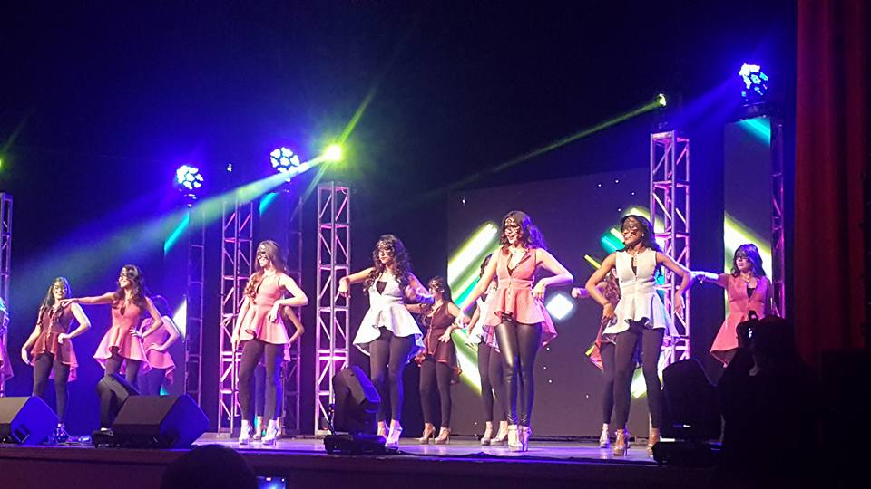 Las concursantes del Chica Venezuela USA durante una coreografía.