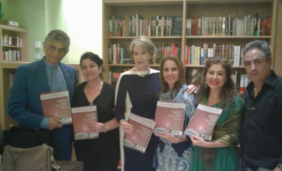 Los escritores muestran la caratula de la revista