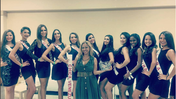 Leida, rodeada de las concursantes a "Chica Venezuela USA"