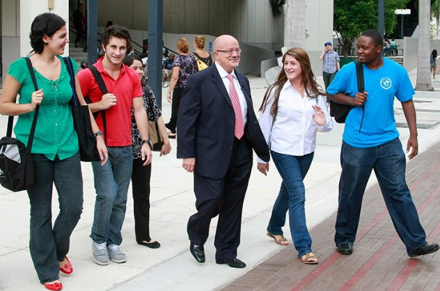 eduardo-padron-y-alumnos