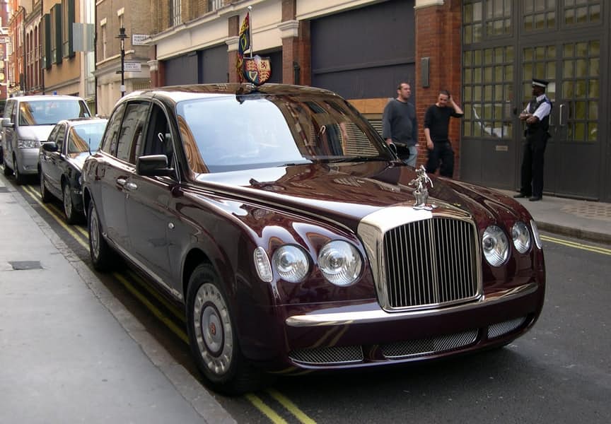 la-reina-de-inglaterra-bentley-state-limousine