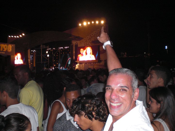 Al fondo con mi cantante favorida Daniela Mercury.