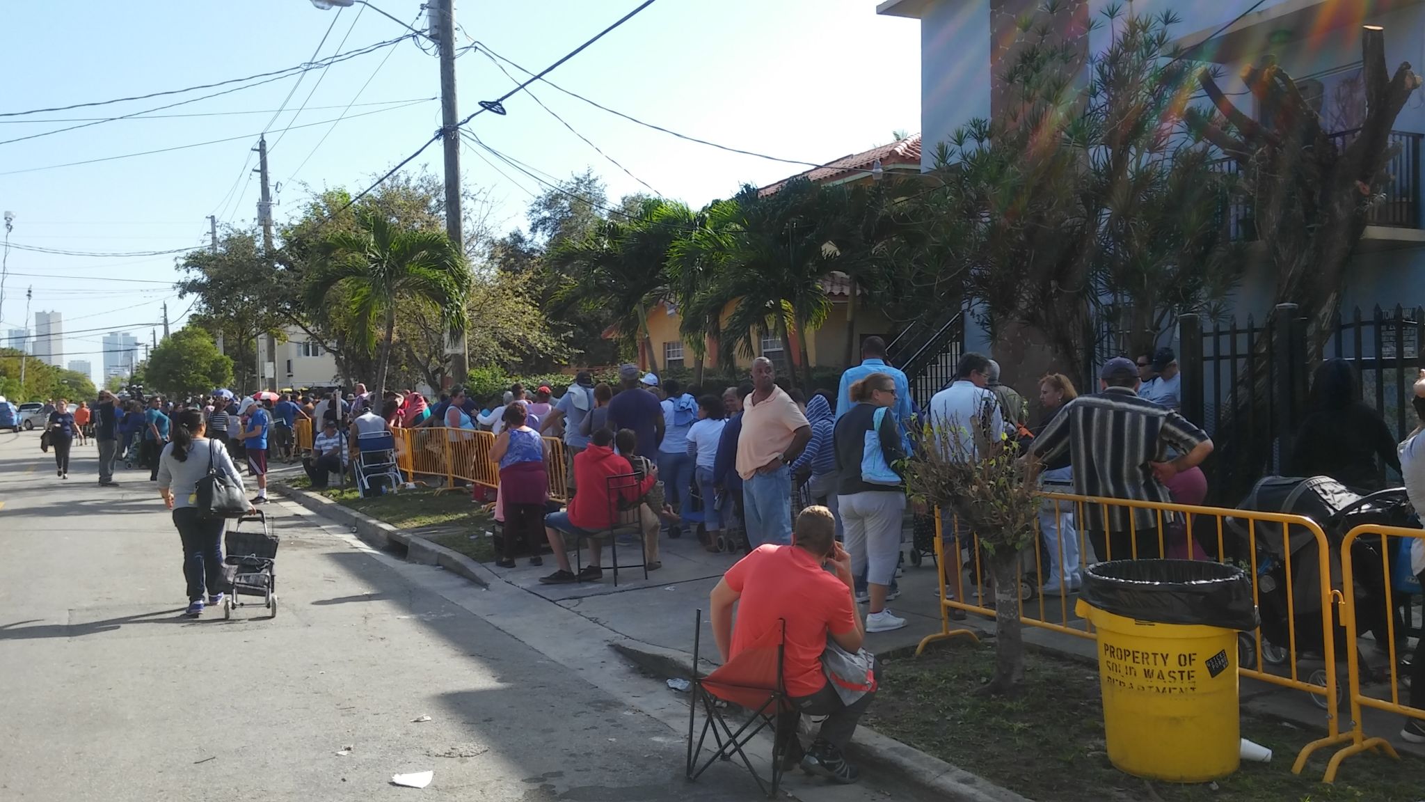 Familias enteras acudieron a Camacol. La fila le dio la vuelta a una manzana completa.