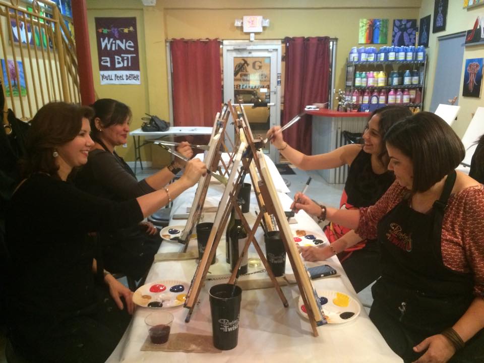 Claudia Santa Cruz, en momentos de creatividad con su equipo de trabajo.