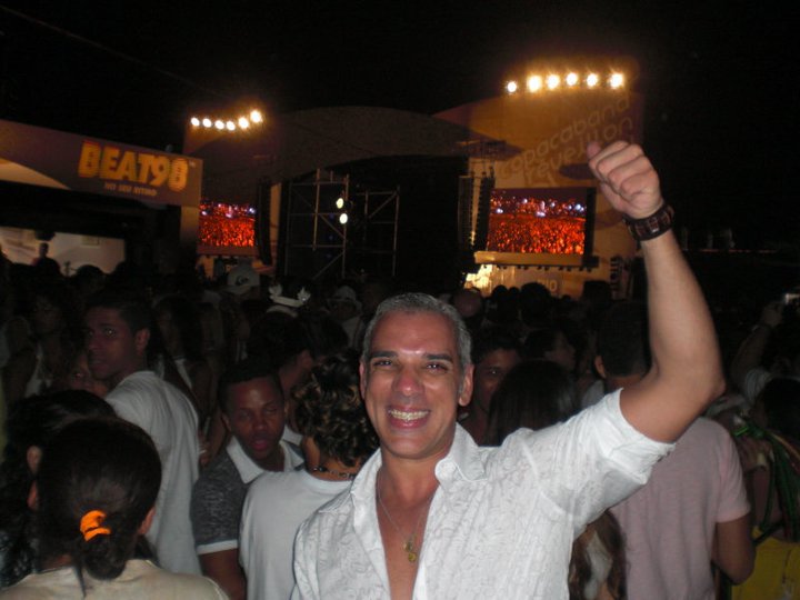 Disfrutando entre la multitud