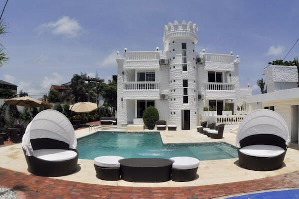 Castillo le castle blac