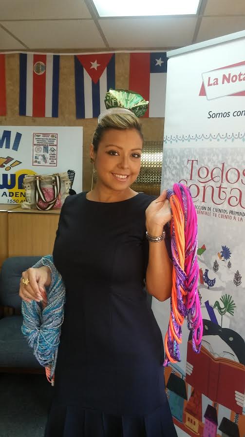 Andrea Caldas muestra sus bellos, originales y creativos colllares.