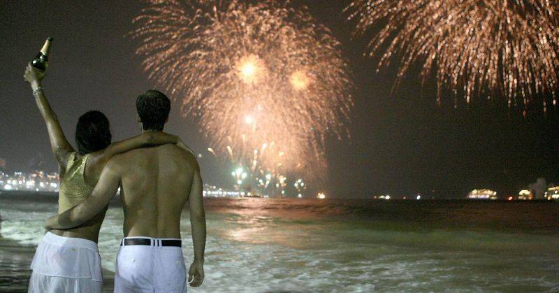 Vista de los fuegos artificiales desde la playa.