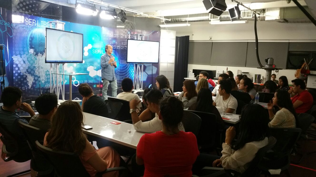 Los estudiantes atentos a la conferencia en BiiaLAB