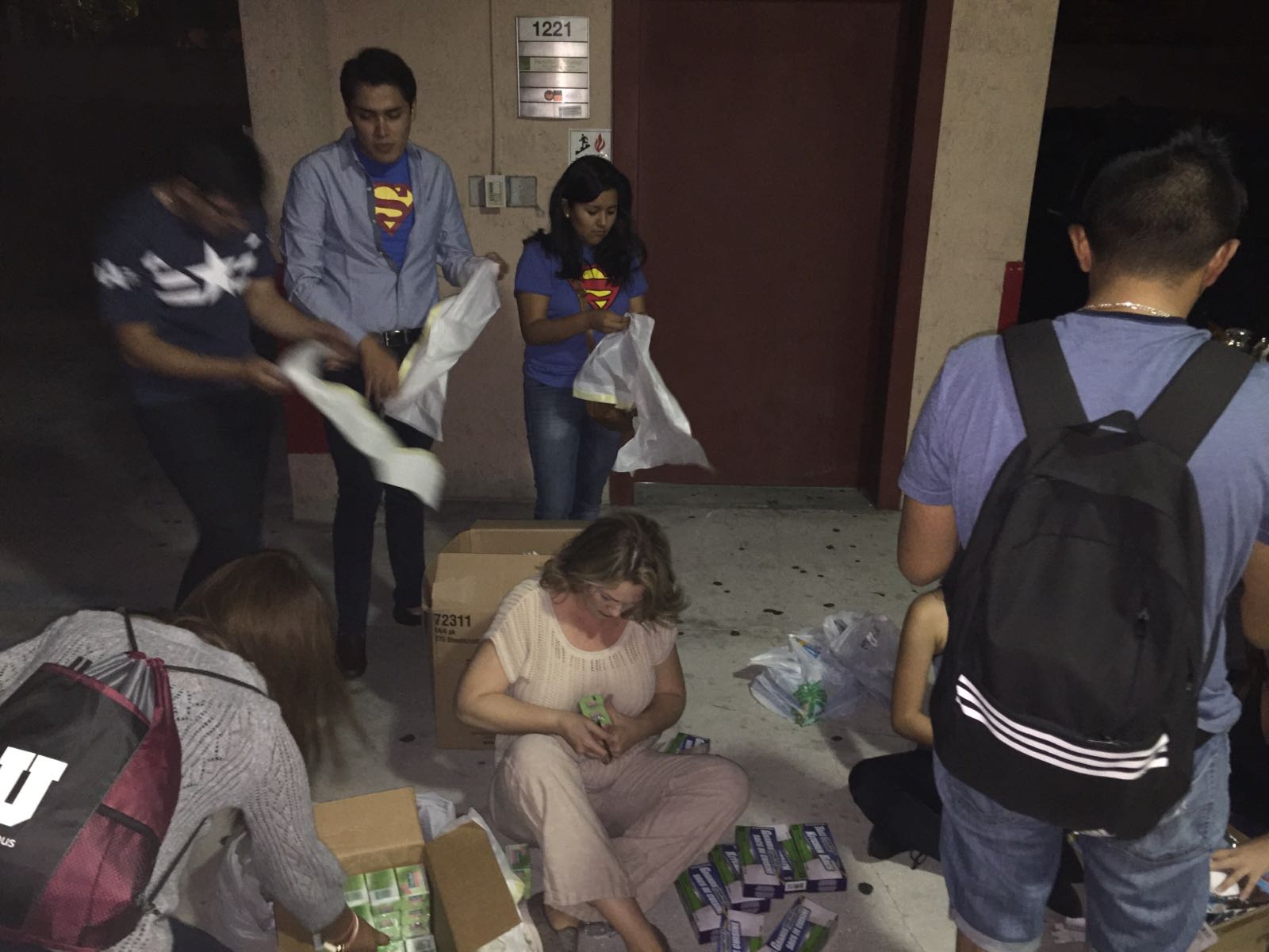 Elena Dolinski prepara los combos que fueron repartidos por los estudiantes a los homeless,