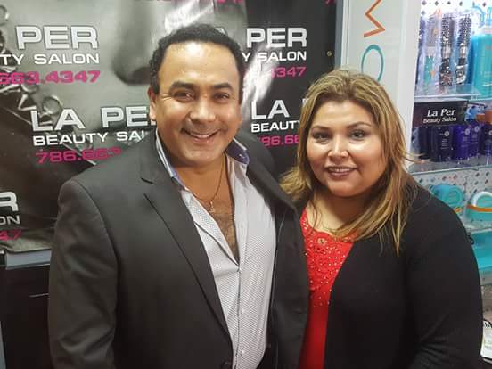 Mariline Villa y Ronald Acha, productor de Telemundo.