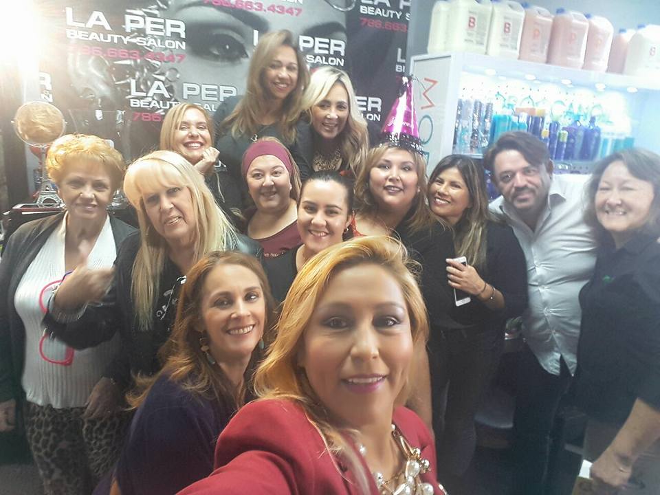 Mariline rodea por sus amigos.