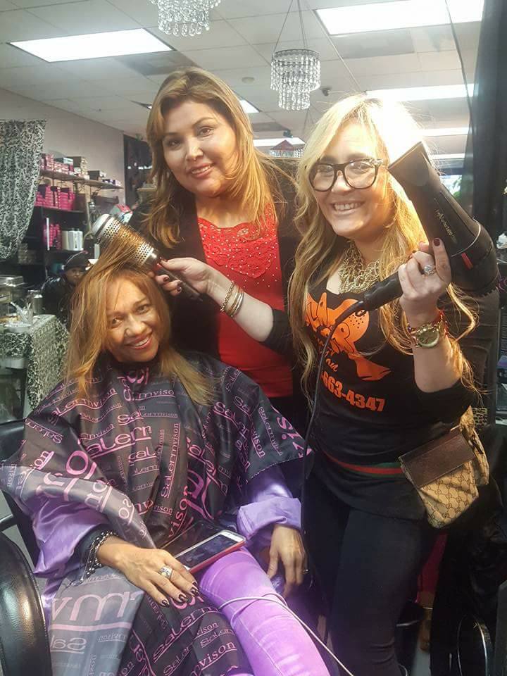Leida Álvarez disfruta de su secado realizado por Marisol Casola y en compañía de Mariline Villa.