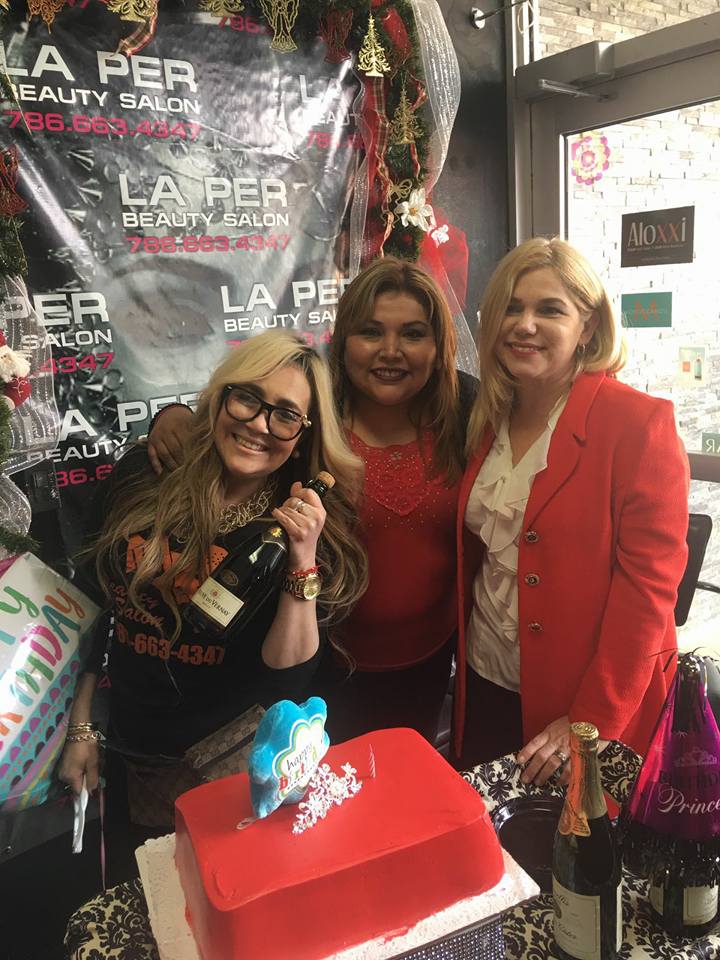 Mariline Villa, acompañada de Marisol Casola, propietaria de La Per Beauty Salon y 