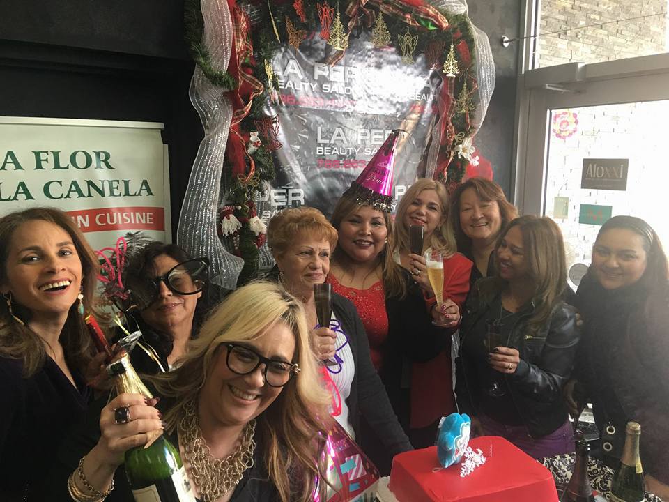 Brindando por la felicidad y los éxitos de Mariline Villa