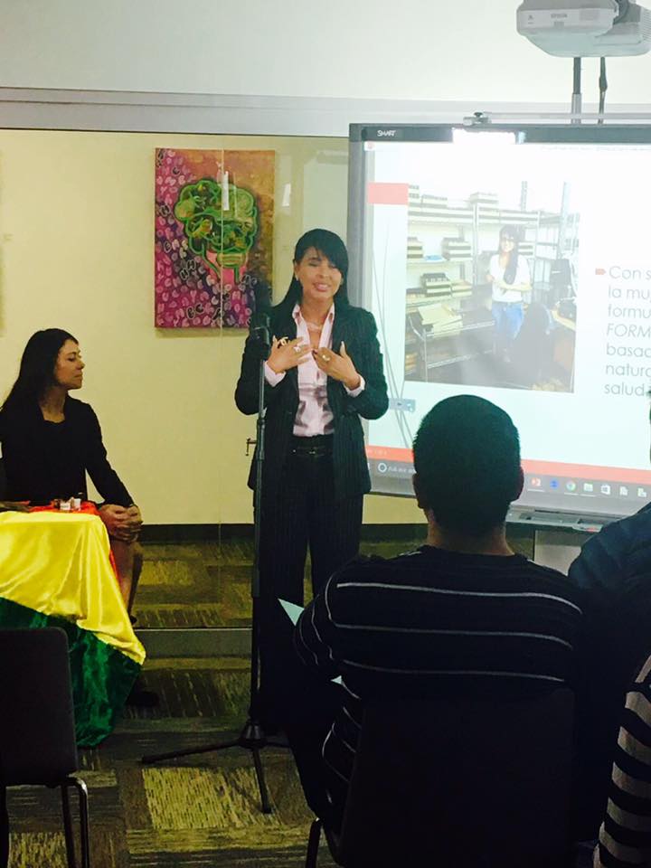 Mónica Soria Galván compartió su historia de éxitos con sus compatriotas.