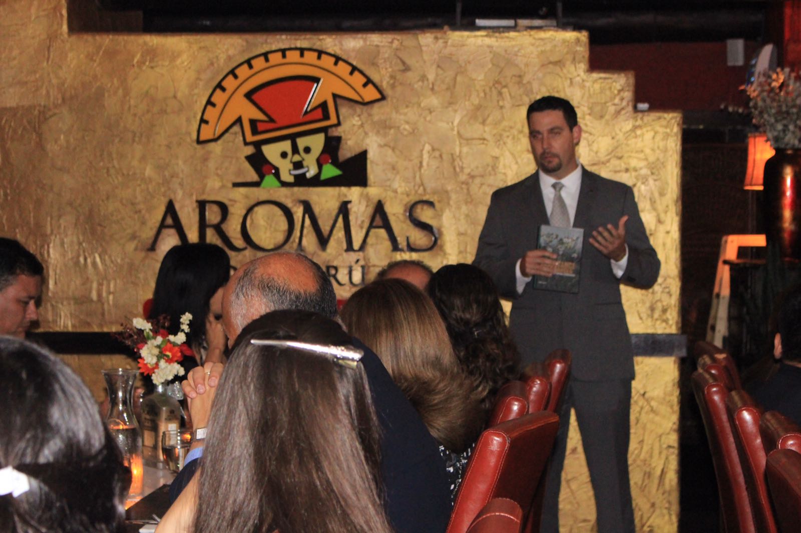 Edel Lemus, director del departamento de negocios  de Albizu University, explica a los estudiantes su trabajo frente a esa institución.
