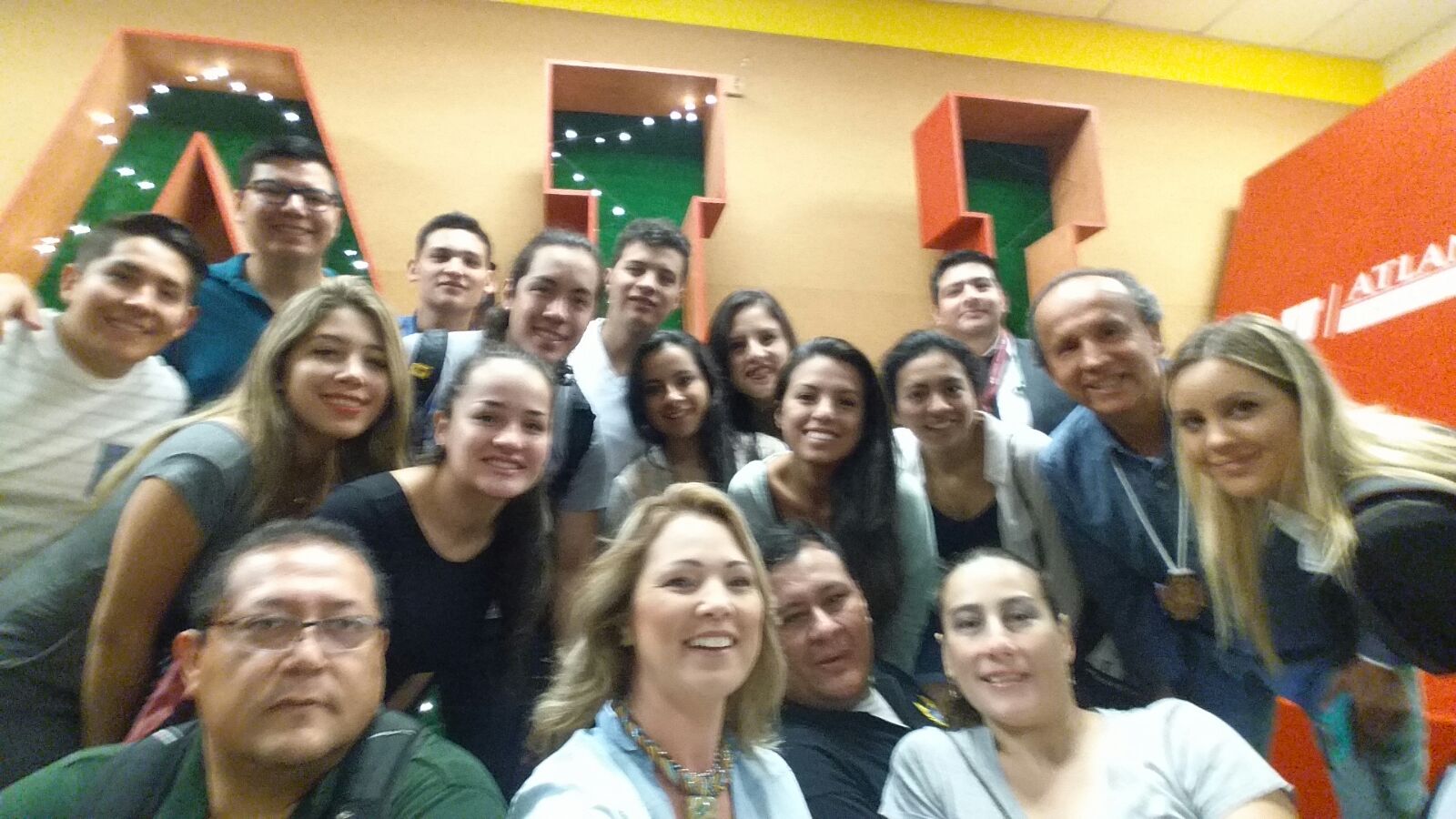 Los estudiantes con Elena Dolinski en Atlantic University