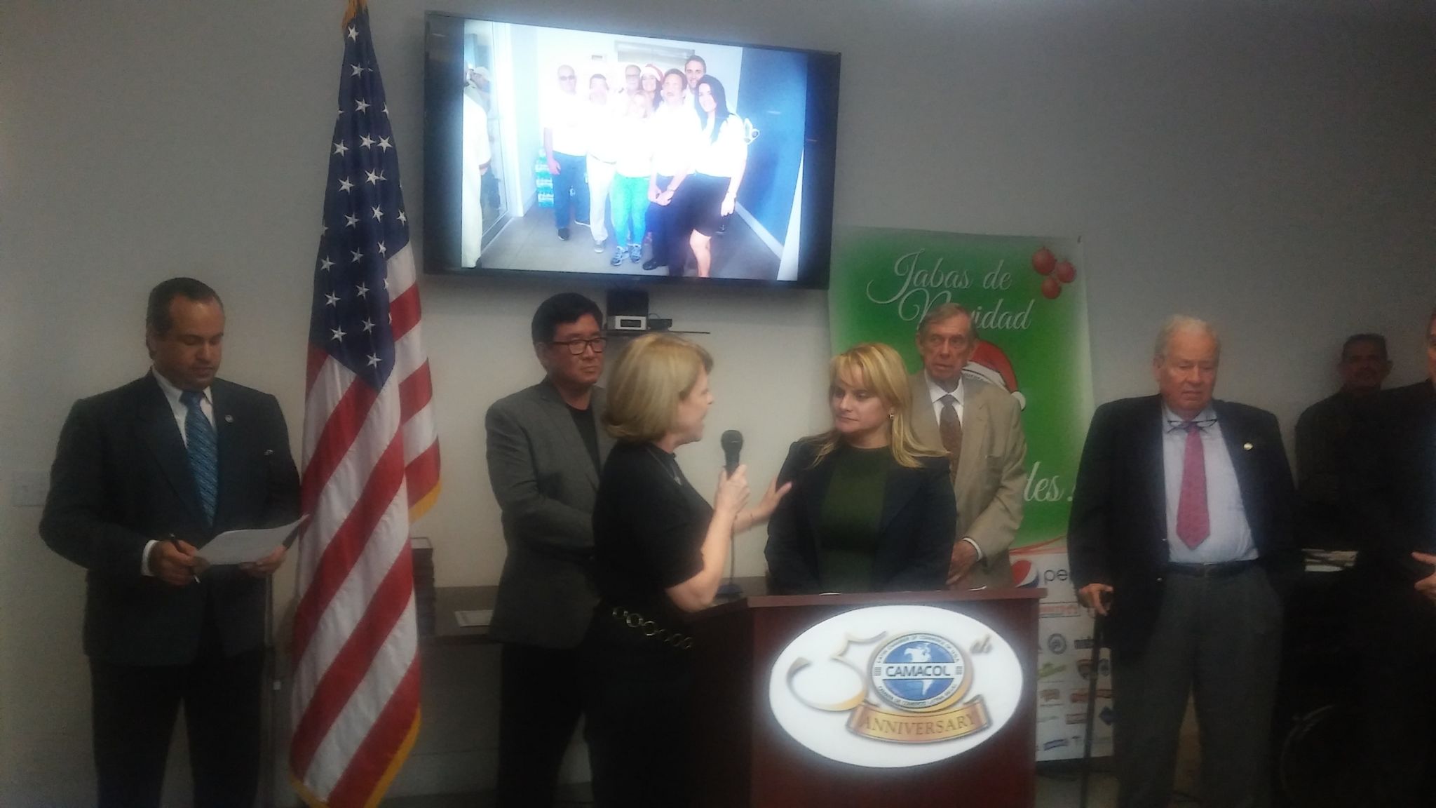 Mercy Saladrigas reconoce la labor de logistica realizada por Dianelys Garcia, Coordinadora de Eventos de Camacol en la entrega de las "jabas".